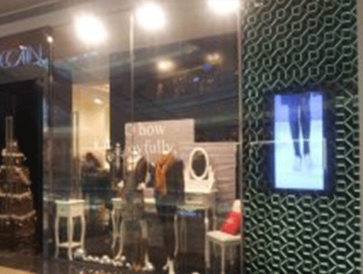 豎式廣告機(jī)在服裝店的應(yīng)用