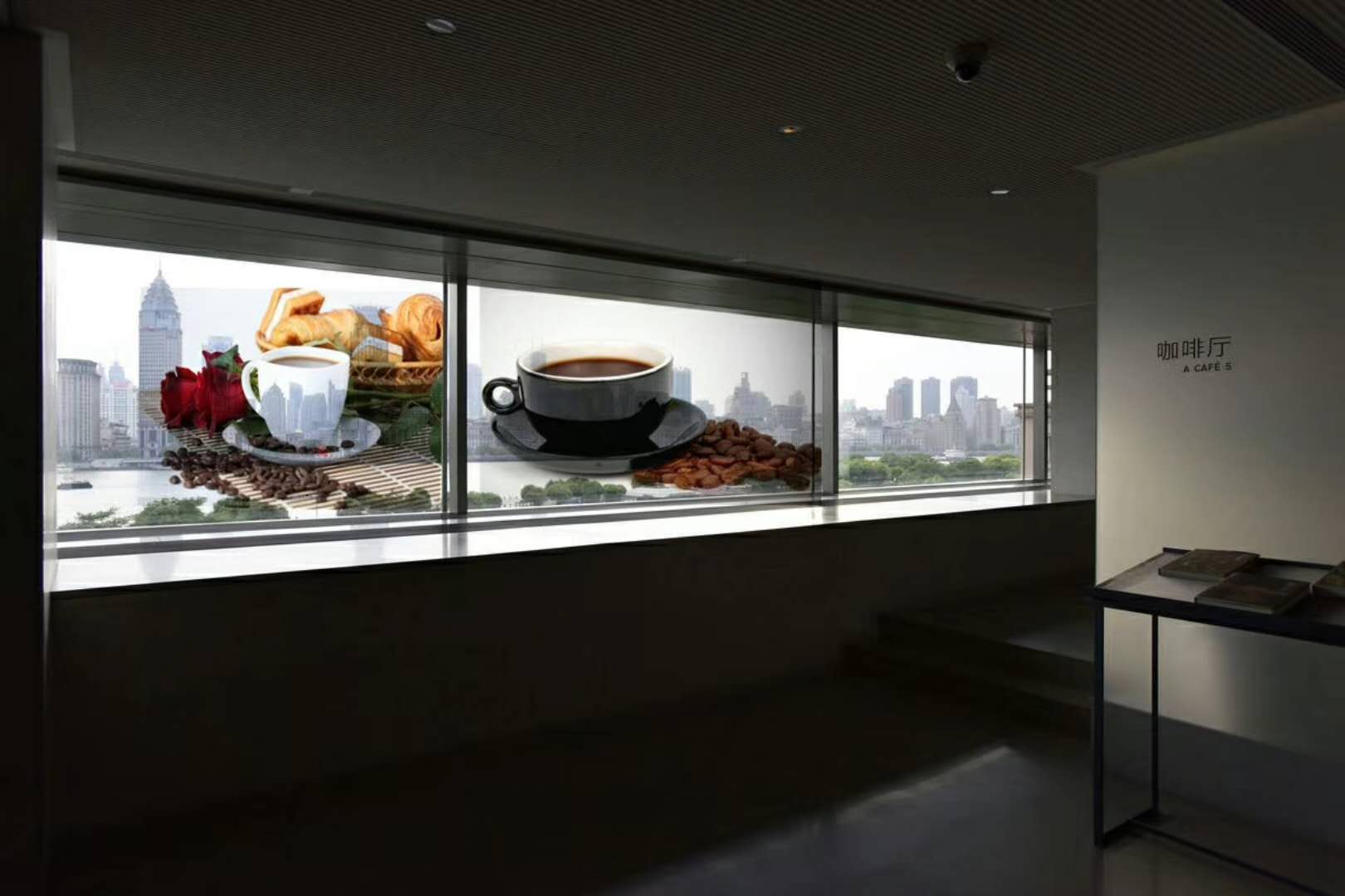 透明屏櫥窗廣告機(jī)